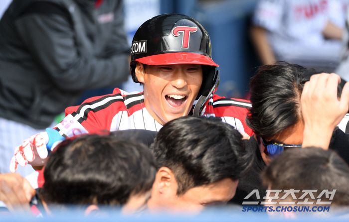 23일 잠실구장에서 열린 LG 트윈스와 롯데 자이언츠의 경기. 6회말 1사 LG 송찬의가 솔로포를 날린 뒤 환호하고 있다. 잠실=박재만 기자 pjm@sportschosun.com/2025.03.23/