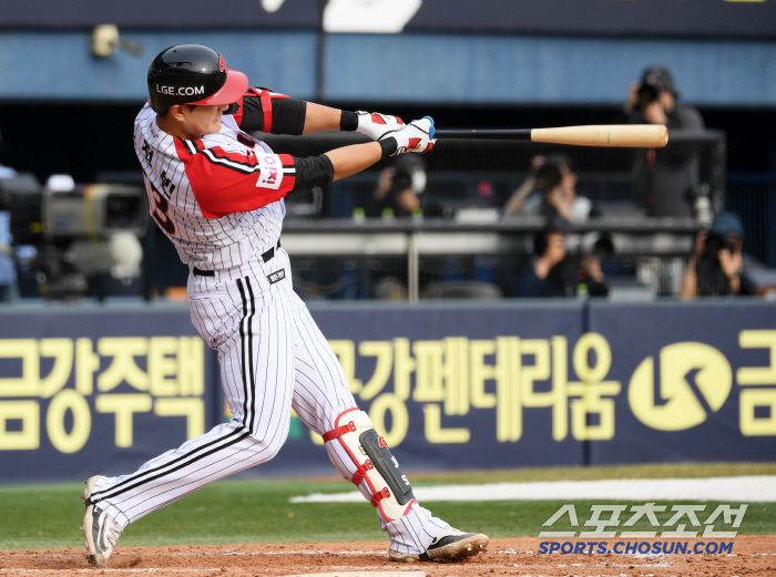 23일 잠실구장에서 열린 LG 트윈스와 롯데 자이언츠의 경기. 8회말 2사 3루 LG 문정빈이 투런포를 날리고 있다. 잠실=박재만 기자 pjm@sportschosun.com/2025.03.23/