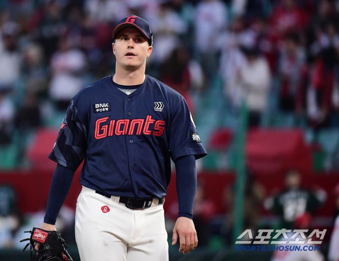 25일 인천 SSG랜더스필드에서 열린 KBO리그 SSG와 롯데의 경기. 1회를 무실점으로 마친 롯데 선발 데이비슨. 인천=송정헌 기자songs@sportschosun.com/2025.03.25/