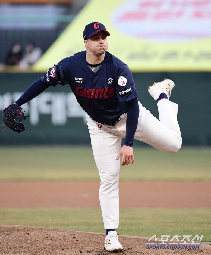 25일 인천 SSG랜더스필드에서 열린 KBO리그 SSG와 롯데의 경기. 선발 투구하고 있는 롯데 데이비슨. 인천=송정헌 기자songs@sportschosun.com/2025.03.25/