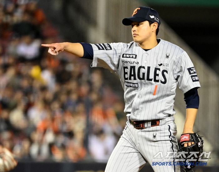 27일 잠실야구장에서 열린 한화와 LG의 경기, 3회말 2사 한화 문동주가 LG 홍창기를 스트라이크 아웃 낫아웃으로 잡아낸 후 공을 향해 손짓하고 있다. 잠실=허상욱 기자wook@sportschosun.com/2025.03.27/