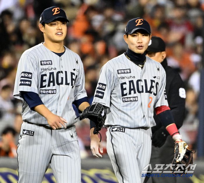 27일 잠실야구장에서 열린 한화와 LG의 경기, 4회말 한화 유격수 심우준이 문동주와 이야기를 하고 있다. 잠실=허상욱 기자wook@sportschosun.com/2025.03.27/