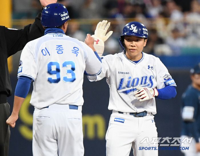 25일 대구 라이온즈파크에서 열린 NC-삼성전. 1회말 무사 선두타자 김지찬이 3루타를 친 후 축하받고 있다. 대구=정재근 기자 cjg@sportschosun.com/2025.3.25/
