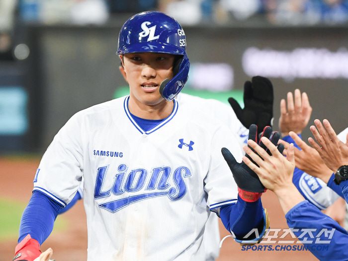 25일 대구 라이온즈파크에서 열린 NC-삼성전. 2회말 2사 1, 2루 이재현이 스리런포를 친 후 환영받고 있다. 대구=정재근 기자 cjg@sportschosun.com/2025.3.25/
