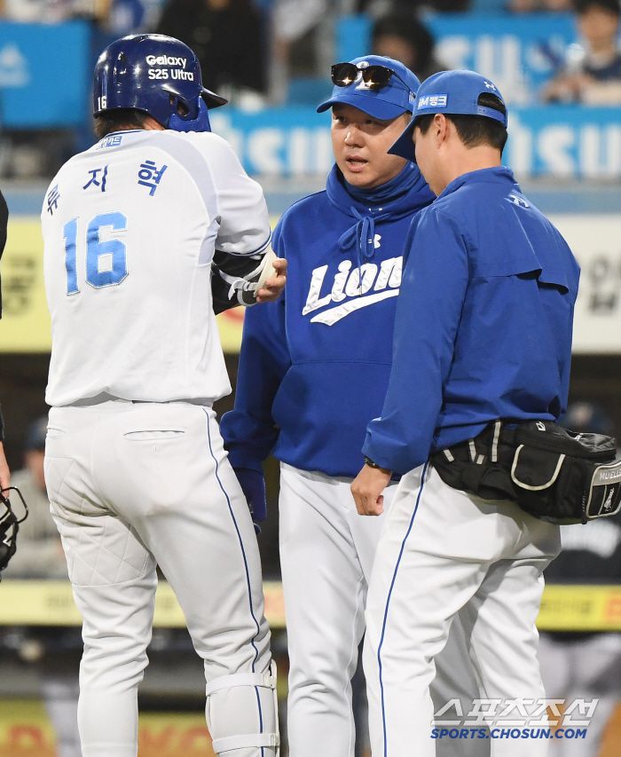 25일 대구 라이온즈파크에서 열린 NC-삼성전. 4회말 무사 류지혁이 종아리에 사구를 맞자 박진만 감독이 나와 상태를 살피고 있다. 대구=정재근 기자 cjg@sportschosun.com/2025.3.25/
