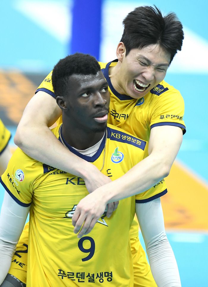 케이타와 황택의. 사진제공=KOVO