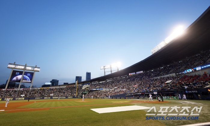 26일 잠실구장에서 열린 LG 트윈스와 한화 이글스의 경기. 관중석을 가득 메운 야구 팬들이 경기를 즐기고 있다. 잠실=박재만 기자 pjm@sportschosun.com/2025.03.26/