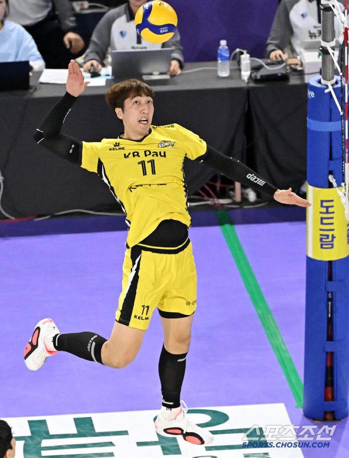 KB손해보험 차영석이 28일 대한항공과의 플레이오프 2차전서 속공을 하고 있다. 사진제공=KOVO