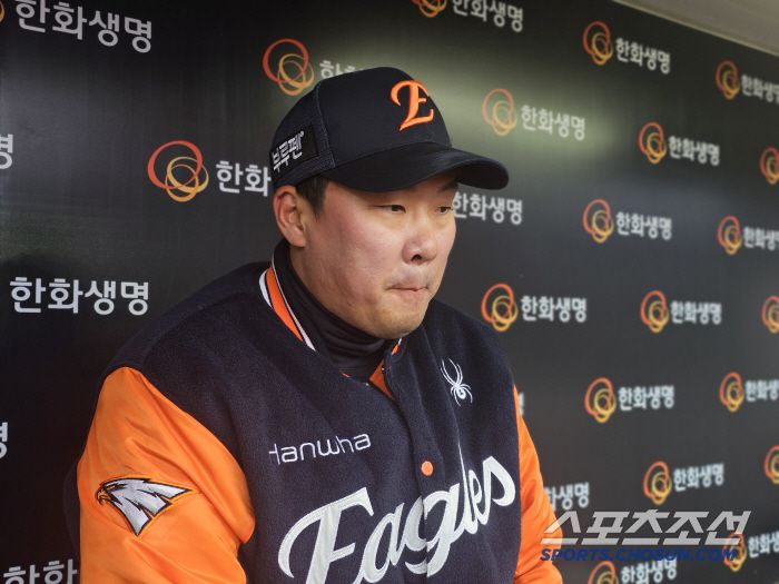 경기를 마친 뒤 취재진과 인터뷰하는 안치홍. 대전=이종서 기자