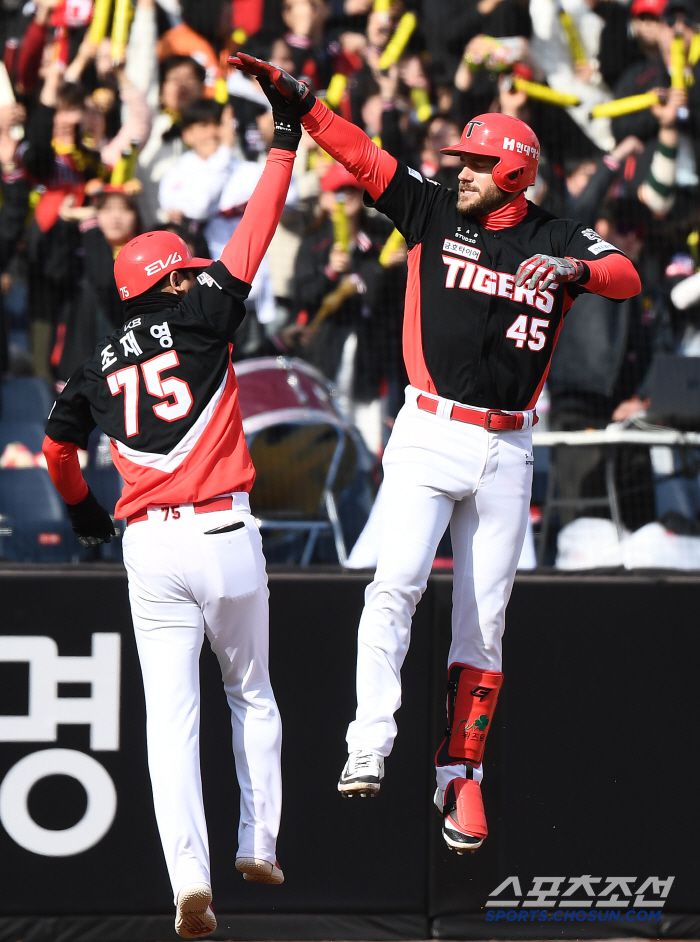 30일 대전 한화생명볼파크에서 열린 KIA-한화전. 6회초 무사 위즈덤이 솔로포를 친 후 조재영 코치의  환영을 받고 있다. 대전=정재근 기자 cjg@sportschosun.com/2025.3.30/