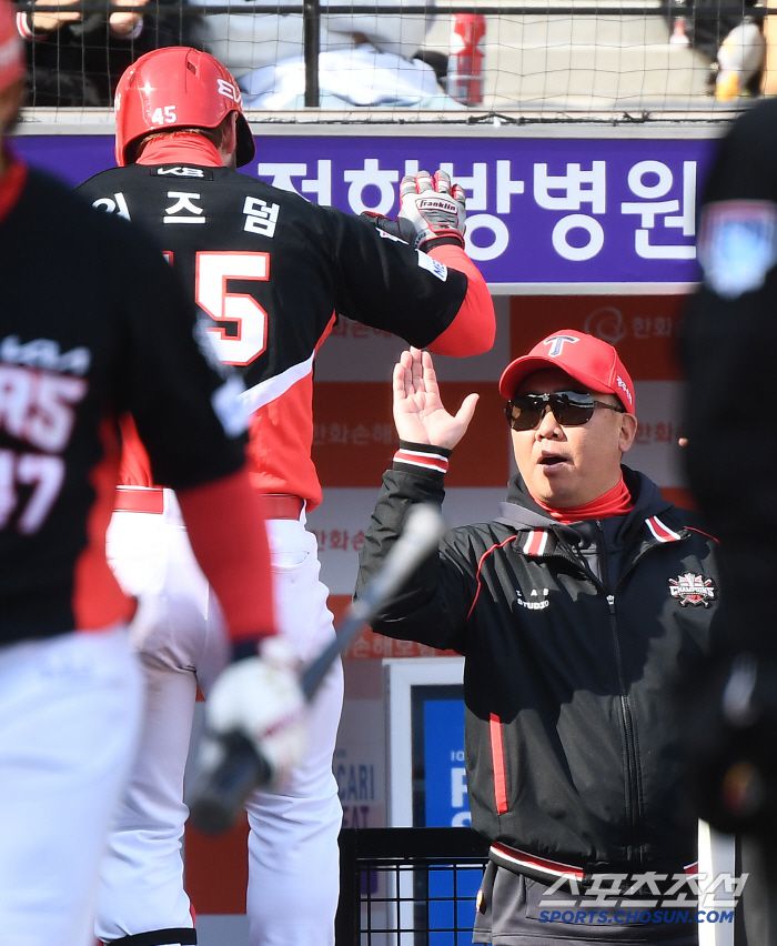 30일 대전 한화생명볼파크에서 열린 KIA-한화전. 6회초 무사 위즈덤이 솔로포를 친 후 이범호 감독의 환영을 받고 있다. 대전=정재근 기자 cjg@sportschosun.com/2025.3.30/