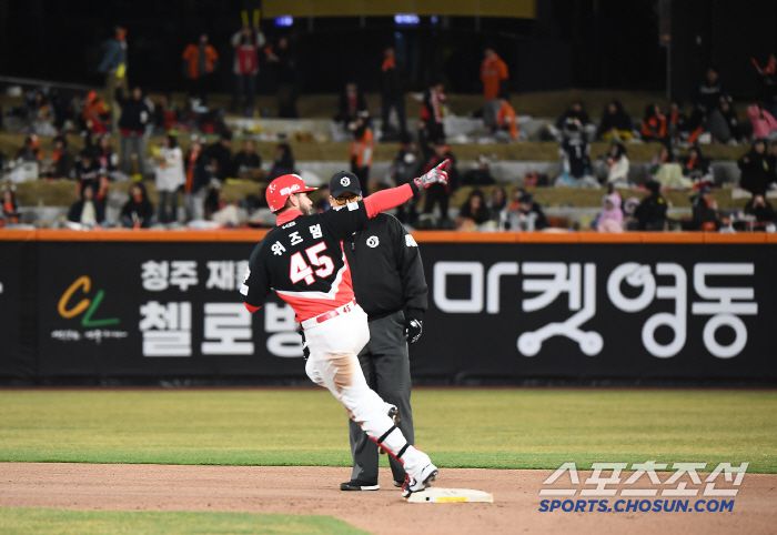 28일 대전 한화생명볼파크에서 열린 KIA-한화전. 7회초 무사 위즈덤이 솔로포를 친 후 외야를 가리키고 있다. 대전=정재근 기자 cjg@sportschosun.com/2025.3.28/