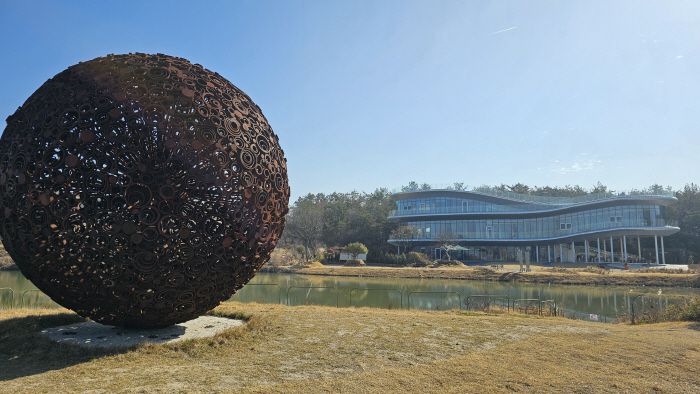 ◇산이 정원 내부에는 조형물과 카페와 휴식터로 활용되는 건물 외에는 자연과 함께 소통할 수 있는 형태를 갖추고 있다. 사진=김세형