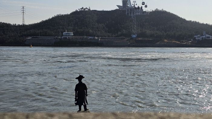 ◇울돌목 우수영관광지에서 있는 이순신 장군 조각상은 울돌목을 바라보며 괴뇌하는 인간 이순신의 모습을 담고 있다. 사진=김세형