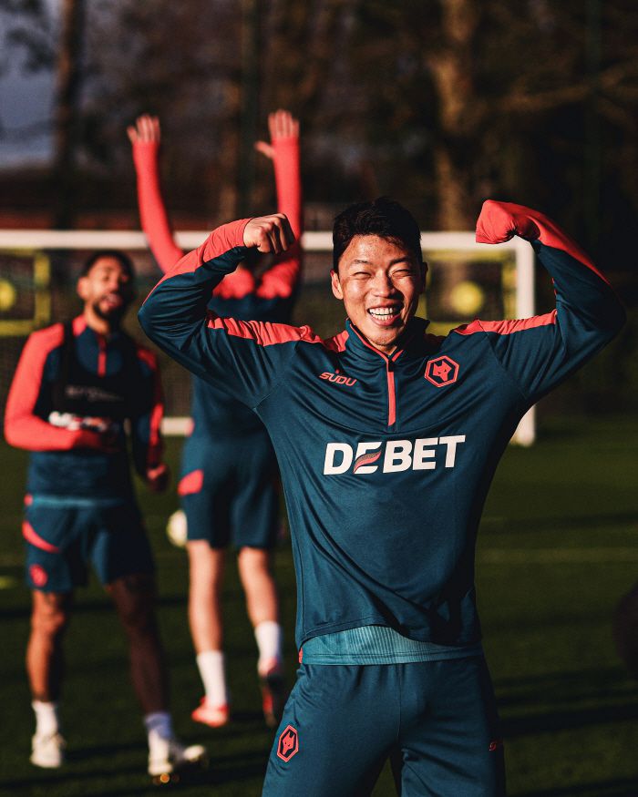 [스포츠조선 강우진 기자]황희찬의 울버햄튼 내 입지가 계속해서 줄어들고 있다. 울버햄튼 지역지도 황희찬의 쇠퇴에 대해 집중 조명했다. 지난 1월 선수 보강이 황희찬의 주전경쟁에 오히려 독이 됐다는 지적도 나온다. 영국 몰리뉴뉴스는 30일(한국시각) 수비형 미드필더 마샬 무넷시의 영입이 황희찬의 출전 시간에 영향을 줬다고 분석했다. 사진=SNS