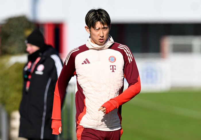 바이에른 뮌헨 의료진의 문제에 대한 소식이 등장했다. 지나친 관리 부족으로 선수단이 부상 문제가 터지고 말았다는 주장이었다. 김민재도 부상 위험을 피하기 힘든 상황이다. TZ는 31일(한국시각) '김민재는 당초 아킬레스건 부상으로 인해 장크트 파울리전에서 휴식을 취할 예정이었다. 하지만 선택권이 없었기에 출전하게 됐다. 김민재는 감기에 걸렸음에도 출전했고, 지금은 기침 때문에 허리 문제까지 생겼다'라고 전했다. 로이터연합뉴스