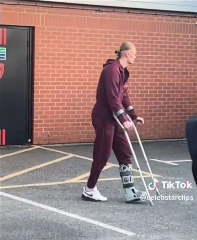 발목 보호대를 차고 목발을 짚은 맨체스터 시티 엘링 홀란. 영국 매체 더선 기사캡쳐