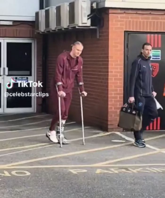 발목 보호대를 차고 목발을 짚은 맨체스터 시티 엘링 홀란. 영국 매체 더선 기사캡쳐