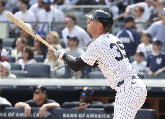 코디 벨린저도 어뢰 배트를 사용해 지난 30일(한국시각) 밀워키전에서 1회 솔로홈런을 터뜨리고 있다. UPI연합뉴스