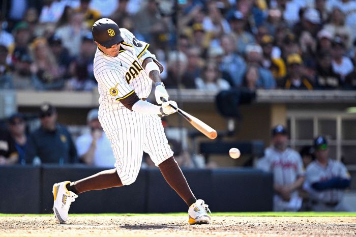 샌디에이고 파드리스 매니 마차도가 지난 28일(한국시각) 애틀랜타 브레이브스와의 개막전에서 7회 적시 2루타를 때리고 있다. AFP연합뉴스