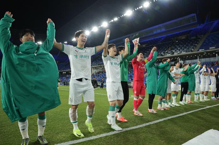 울산문수축구경기장/ K리그1/ 울산HDFC vs 대전하나시티즌/ 대전 김현욱, 박규현, 오재석, 단체/ 승리 세레머니/ 사진 김정수