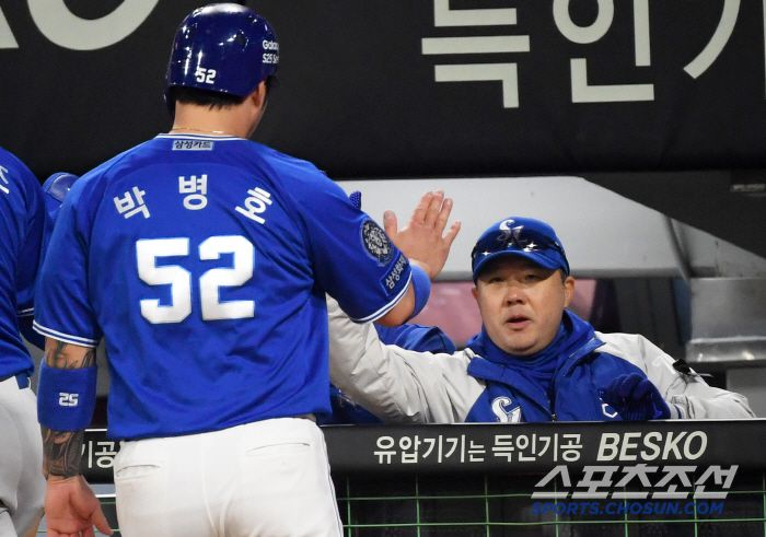 2일 광주 기아챔피언스필드에서 열린 KIA 타이거즈와 삼성 라이온즈의 경기. 삼성 박병호가 득점 후 박진만 감독과 하이파이브를 하고 있다. 광주=박재만 기자 pjm@sportschosun.com/2025.04.02/