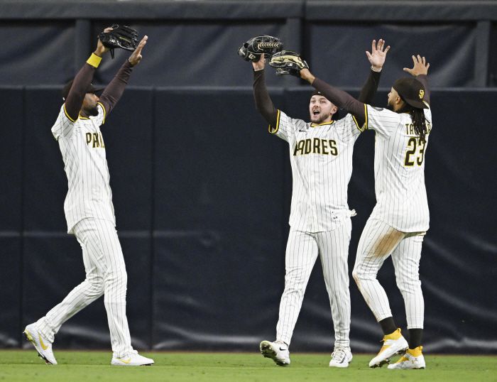 잭슨 메릴(가운데)이 2일 (한국시각) 클리블랜드전 승리 후 좌익수 제이슨 헤이워드, 우익수 페르난도 타티스 주니어와 두팔을 번쩍 들고 세리머니를 펼치고 있다 . Imagn Images연합뉴스