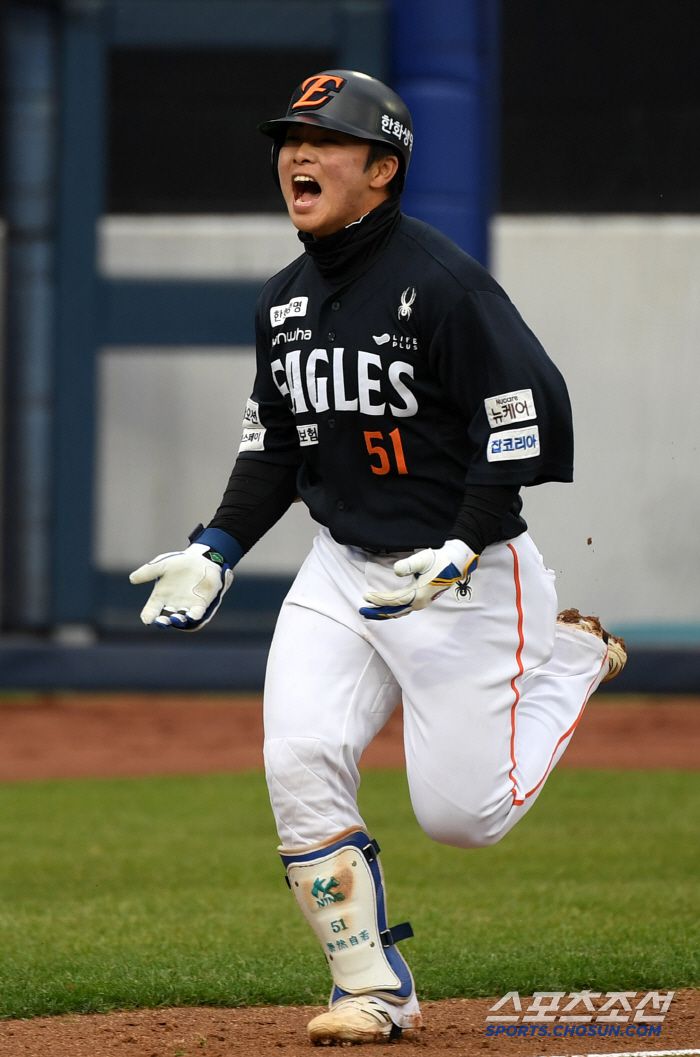 5일 대구 삼성라이온즈파크에서 열린 삼성 라이온즈와 한화 이글스의 경기. 9회초 2사 1,2루 한화 문현빈이 역전 스리런포를 날린 뒤 환호하고 있다. 대구=박재만 기자 pjm@sportschosun.com/2025.04.05/