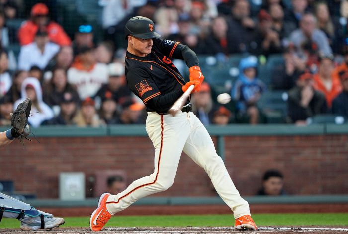 맷 채프먼이 4회말 좌측 2루타를 터뜨리며 3루주자 이정후를 불러들이고 있다. AFP연합뉴스