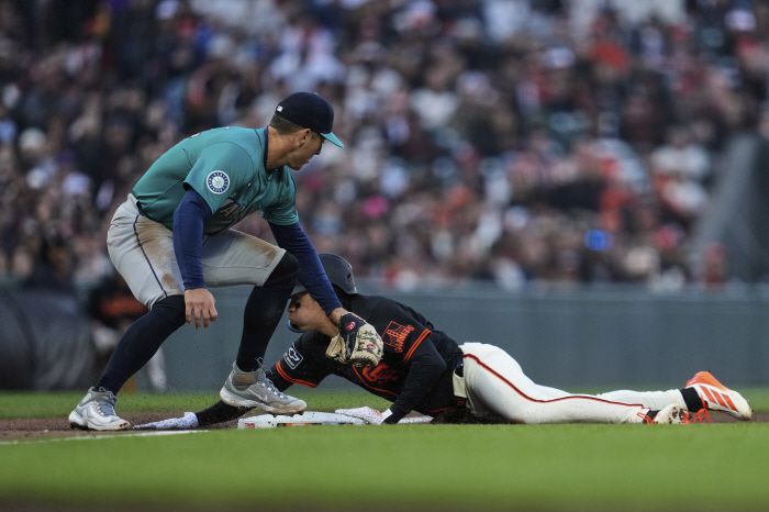 이정후가 4회말 우익선상 2루타를 치고 나간 뒤 3루 도루를 성공하고 있다. AP연합뉴스