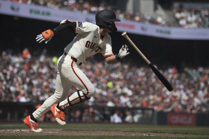 샌프란시스코 자이언츠 이정후가 6일(한국시각) 오라클파크에서 열린 시애틀 매리너스전에서 시즌 첫 3안타를 경기를 펼치며 절정의 타격감을 이어갔다. AP연합뉴스