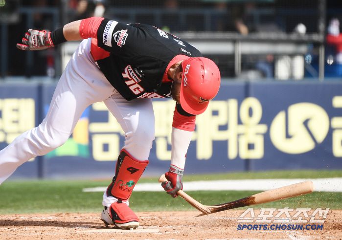 6일 서울 잠실구장에서 열린 KIA-LG전. 7회초 1사 3루 위즈덤이 내야 뜬공을 친 후 배트를 내려치고 있다. 잠실=정재근 기자 cjg@sportschosun.com/2025.4.6/