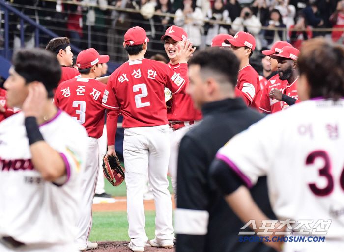 30일 고척스카이돔에서 열린 KBO리그 키움과 SSG의 경기. SSG가 키움에 승리했다. 경기 종료 후 승리의 기쁨을 나누고 있는 SSG 선수들. 고척=송정헌 기자songs@sportschosun.com/2025.03.30/