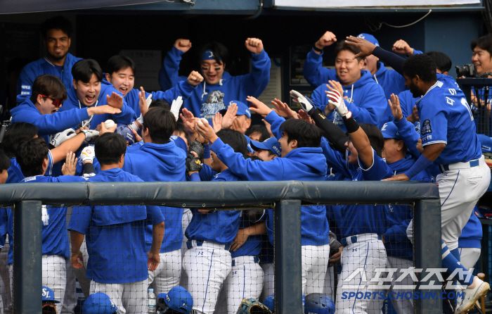 19일 잠실구장에서 열린 플레이오프 4차전 LG 트윈스와 삼성 라이온즈의 경기. 8회초 삼성 강민호가 솔로포를 날린 뒤 환호하고 있다. 잠실=박재만 기자 pjm@sportschosun.com/2024.10.19/