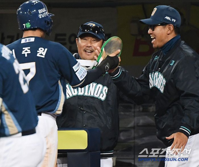 27일 대구 라이온즈파크에서 열린 NC-삼성전. 9회초 2사 2루 손아섭의 안타 때 득점한 김주원이 이호준 감독의 환영을 받고 있다. 대구=정재근 기자 cjg@sportschosun.com/2025.3.27/