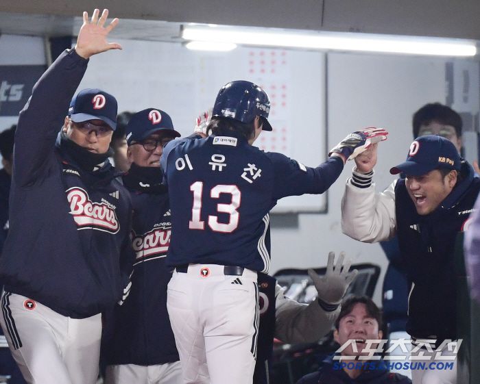 4일 부산 사직야구장에서 열리는 KBO리그 롯데와 두산의 경기. 7회 1사 3루. 강승호 내야 땅볼 때 득점에 성공한 이유찬. 부산=송정헌 기자songs@sportschosun.com/2025.04.04/