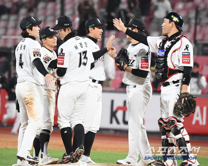 2일 수원 KT위즈파크에서 열린 LG-KT전에서 KT가 9대5로 승리했다. 선수들이 하이파이브하고 있다. 수원=정재근 기자 cjg@sportschosun.com/2025.4.2/