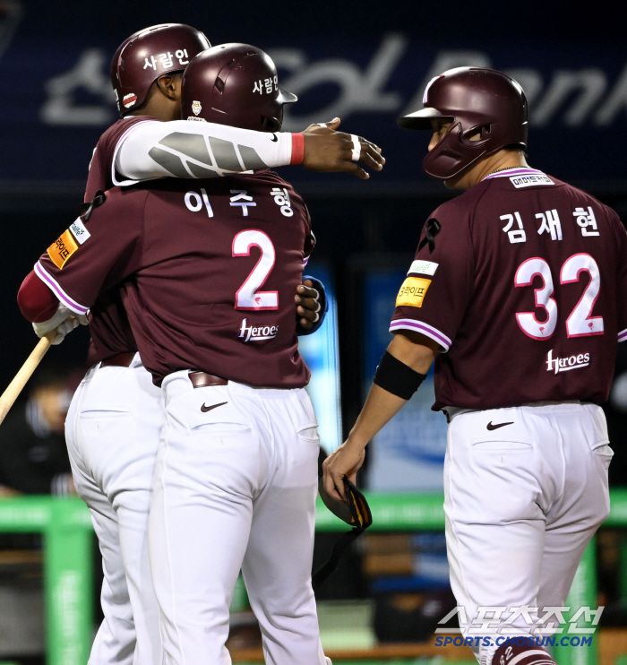 2일 잠실야구장에서 열린 키움과 두산의 경기, 3회초 1사 1,2루 키움 이주형이 역전 3점홈런을 치고 선행주자 김재현, 푸이그와 기쁨을 나누고 있다. 잠실=허상욱 기자 wook@sportschosun.com/2025.04.02/