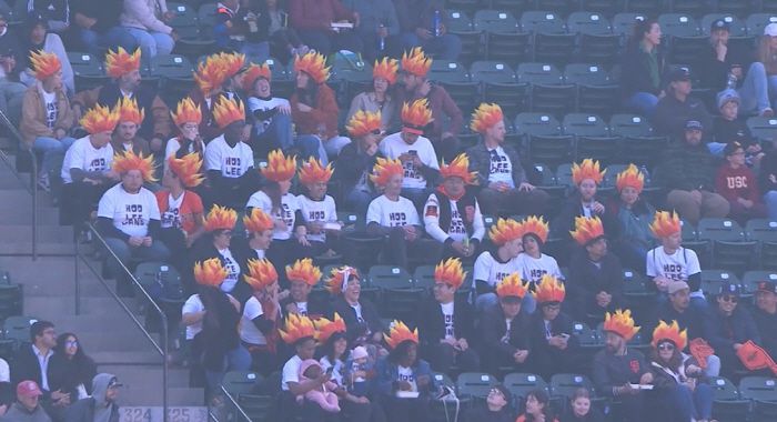 이정후 팬클럽으로 알려진 '리후갱(LEE HOO GANG)' 멤버들이 3루측 외야석 상단에 모여앉아 이정후를 응원하고 있다. 사진=MLB.TV 캡처