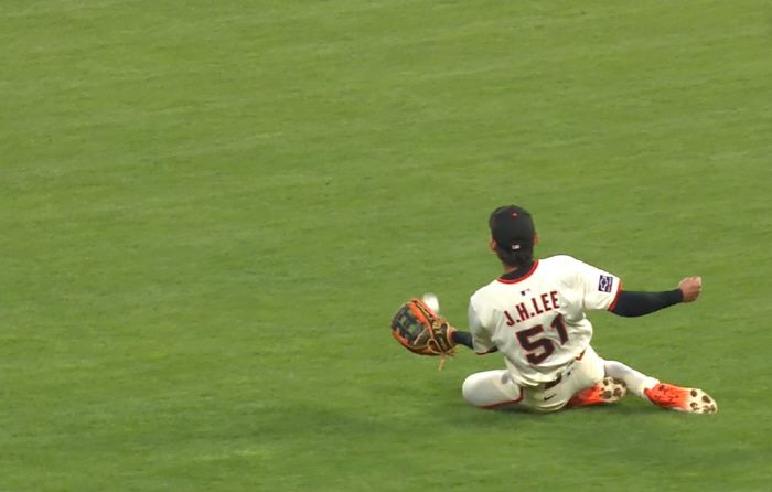 이정후가 5회초 제이머 칸델라리오의 빗맞은 플라이를 슬라이딩 캐치로 잡아내고 있다. 사진=MLB.TV 캡처