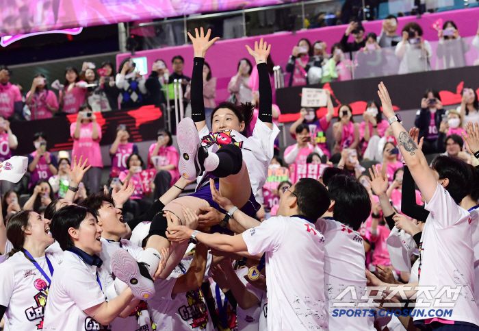 8일 인천 삼산월드체육관에서 배구 V리그 여자부 챔피언결정전 5차전. 흥국생명이 정관장에 승리하며 우승을 차지했다. 우승 헹가래 받고 있는 김연경. 인천=송정헌 기자songs@sportschosun.com/2025.04.08/