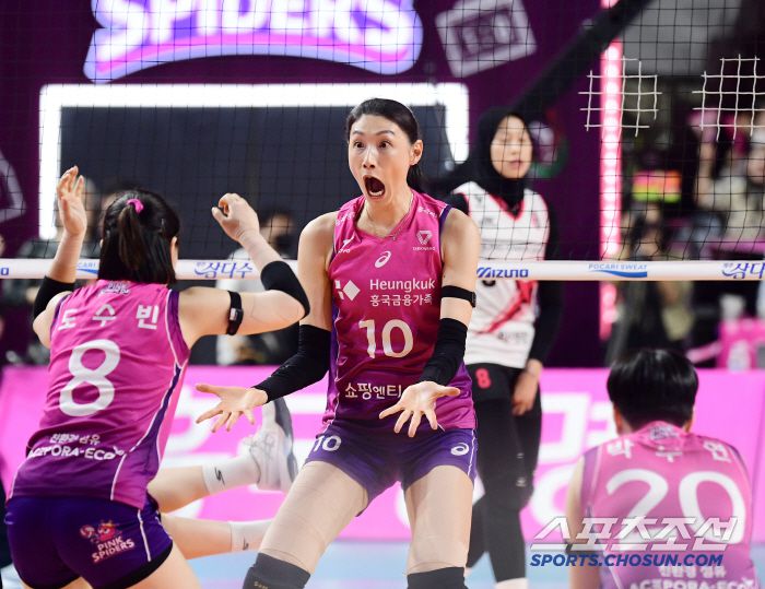 8일 인천 삼산월드체육관에서 배구 V리그 여자부 챔피언결정전 5차전 흥국생명과 정관장의 경기가 열렸다. 2세트를 따내고 포효하는 흥국생명 김연경. 인천=송정헌 기자songs@sportschosun.com/2025.04.08/