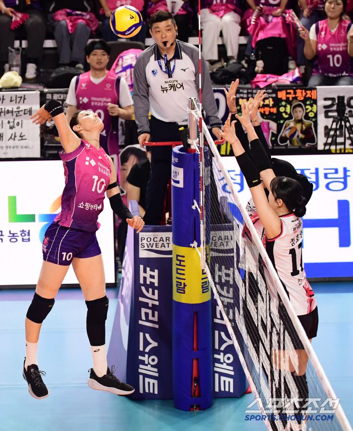8일 인천 삼산월드체육관에서 배구 V리그 여자부 챔피언결정전 5차전 흥국생명과 정관장의 경기가 열렸다. 흥국생명 김연경이 정관장 블로킹을 앞에 두고 스파이크를 날리고 있다. 인천=송정헌 기자songs@sportschosun.com/2025.04.08/