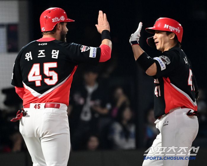 9일 부산 사직야구장에서 열린 KIA와 롯데의 경기, 3회초 1사 1루 KIA 나성범이 우월 2점홈런을 치고 선행주자 위즈덤과 기쁨을 나누고 있다. 부산=허상욱 기자wook@sportschosun.com/2025.04.09/