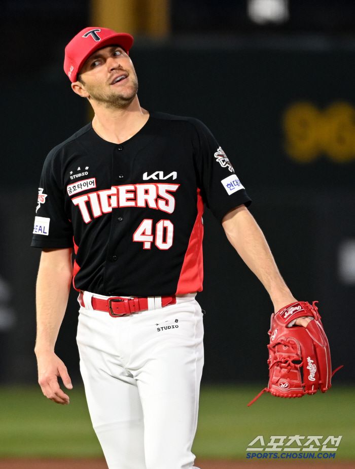 9일 부산 사직야구장에서 열린 KIA와 롯데의 경기, 2회말 KIA 네일이 롯데 정보근의 투수 앞 땅볼 타구를 직접 처리한 후 미소짓고 있다. 부산=허상욱 기자wook@sportschosun.com/2025.04.09/