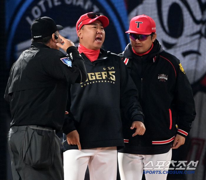 9일 부산 사직야구장에서 열린 KIA와 롯데의 경기, 5회초 1사 KIA 위즈덤 타석때 이범호 감독이 그라운드로 나와 롯데 나균안에 대해 항의하고 있다. 부산=허상욱 기자wook@sportschosun.com/2025.04.09/