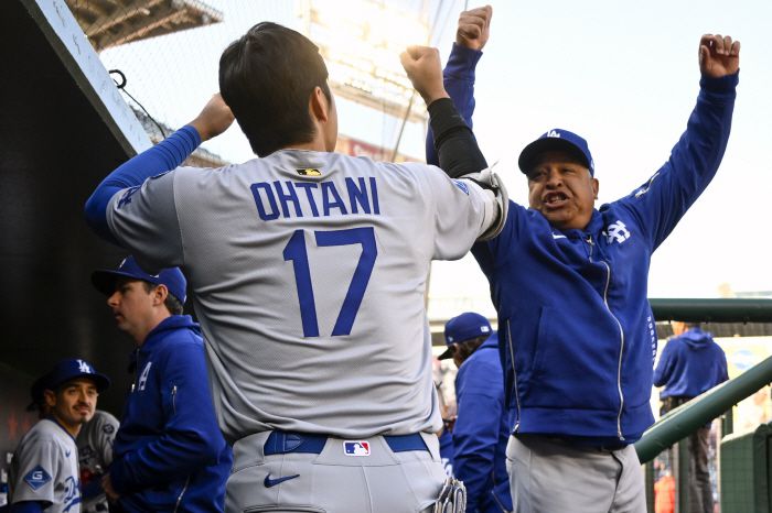 오타니 쇼헤이가 경기 전 데이브 로버츠 감독과 파이팅을 외치고 있다. AP연합뉴스