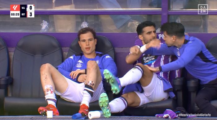 스페인 라리가에서 기상천외한 일이 발생했다. 벤치에서 같은 팀 동료를 주먹으로 폭행하는 사건이 벌어진 것이다.  영국 데일리메일은 10일(한국시각) '한 축구 선수가 뜻밖의 분노를 터뜨리며 팀 동료에게 주먹을 휘두르는 충격적인 장면이 포착됐다'라고 보도했다. 사진=SNS