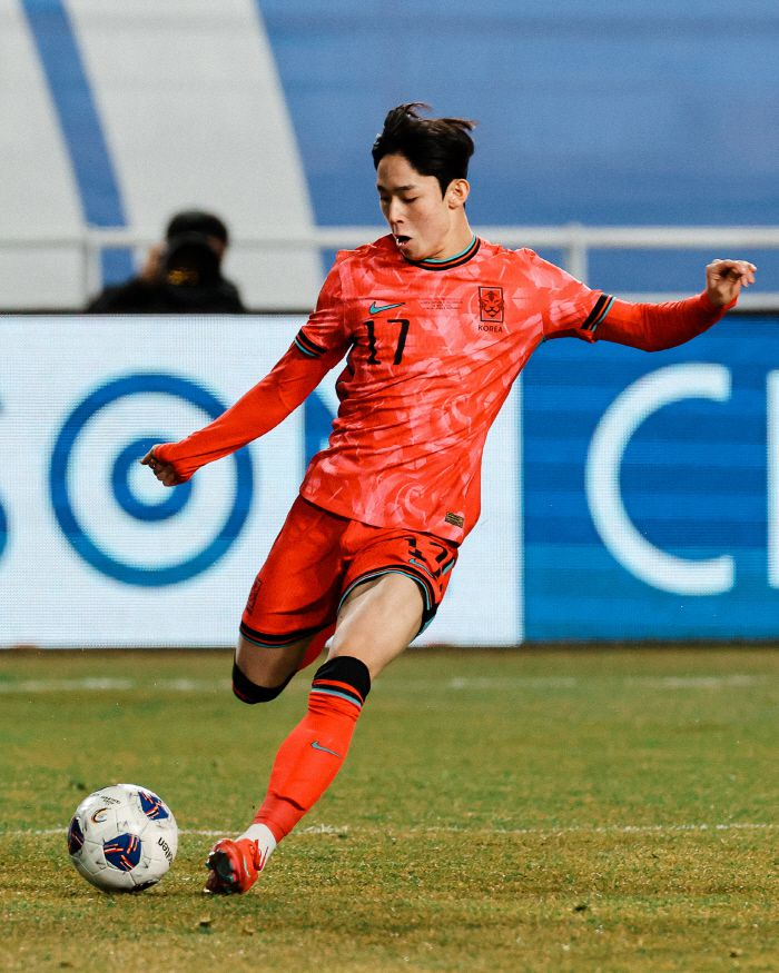 양민혁의 잉글랜드 무대 데뷔골에 영국 현지 언론도 관심을 갖고 있다. 토트넘 이적생 중에서 유의미한 한 주를 보낸 양민혁은 다음 시즌 토트넘 1군에서 뛸 가능성이 커지고 있다. 최근 다른 토트넘 임대생들이 부진을 겪고 있는 상황이라 양민혁이 다음 시즌 토트넘 합류 시 경쟁에서 유리한 위치를 차지할 수 있다는 의견도 나온다. 영국 풋볼런던은 지난 31일(한국시각) 토트넘 임대생들의 한 주간 활약을 소개하면서 양민혁을 가장 먼저 소개했다. 매체는 '양민혁이 퀸스파크 레인저스에서 첫 골을 터뜨리며 인상적인 활약을 펼쳤다'고 평가했다. 사진=SNS