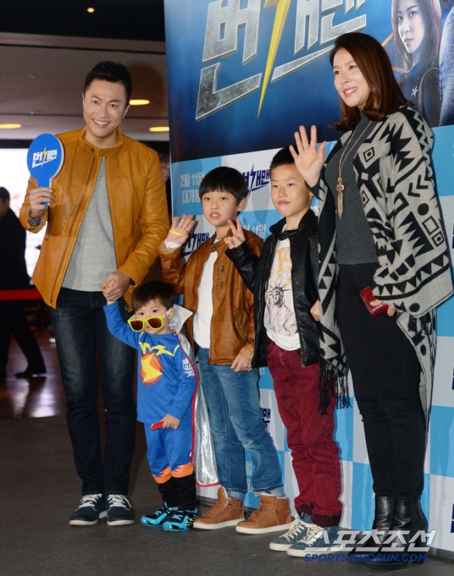 ◇2016년 영화 '번개맨'의 시사회에 참석한 김정민 가족